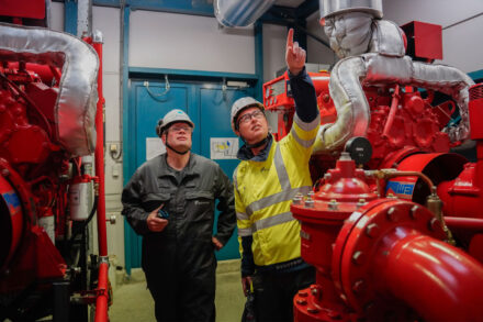 Twee mannen in een rondleiding